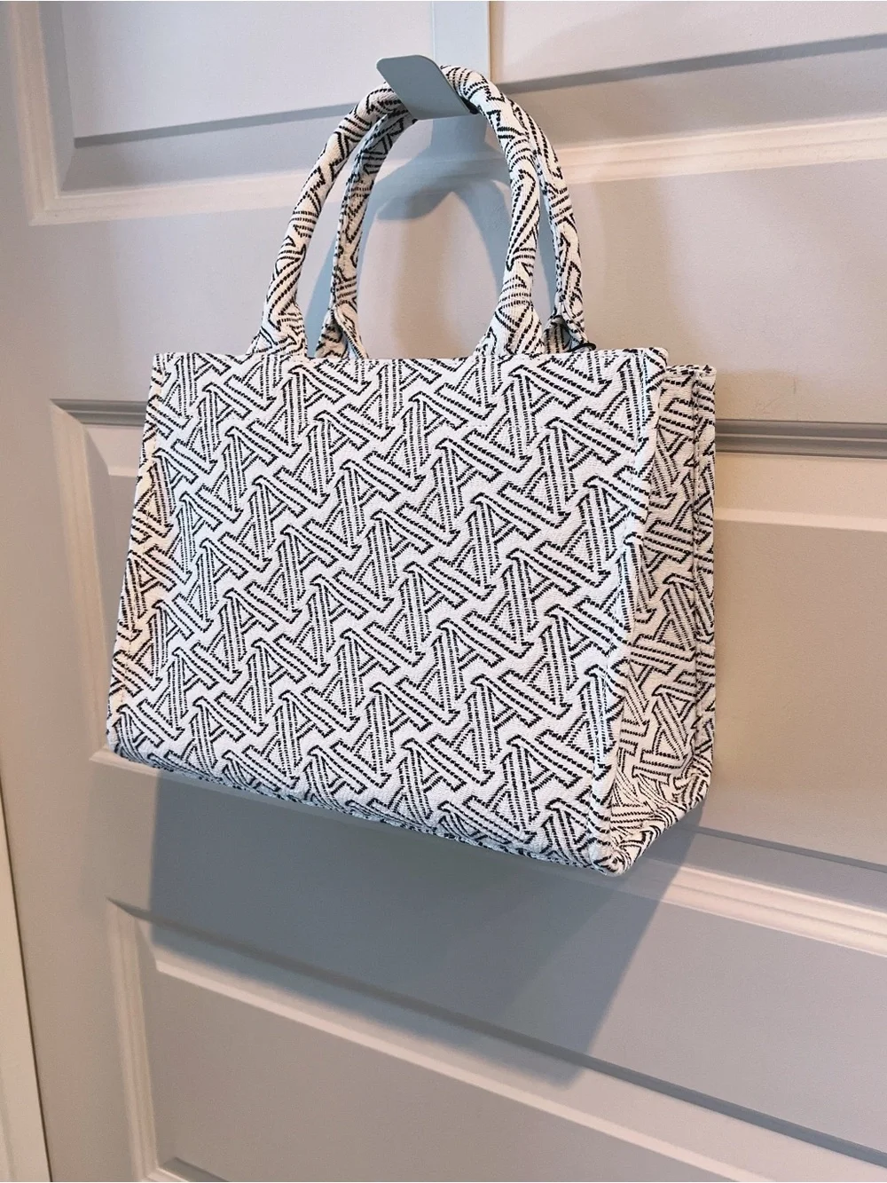 NWT Aritzia Keep Mini Patterned Navy & White Tote Bag